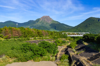 島原鉄道鉄道線・安徳駅跡付近・われん川大橋から望む雲仙普賢岳(長崎県:2025年7月)