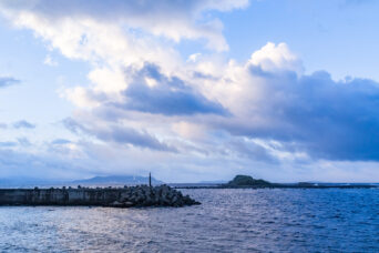 西海・崎戸島・崎戸本郷集落から望む芋島・松島（長崎県：2025年8月）