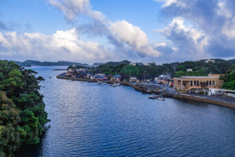 西海・蛎浦島・崎戸橋から望む蛎浦集落（長崎県：2025年8月）