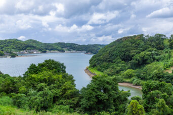 西海・小迎集落付近から望む川内湾（長崎県：2025年8月）