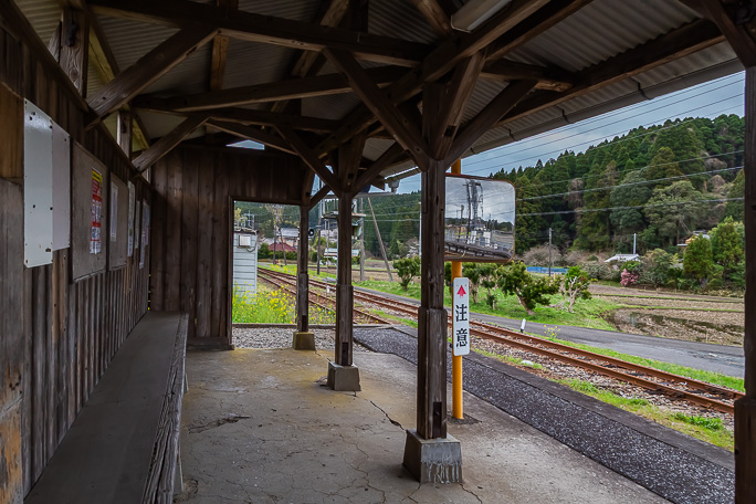 古びた佇まいが印象的な上総東駅のホーム上屋