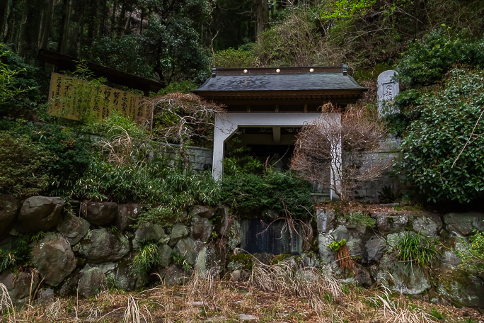 発坂峠の旧道脇には古戦場跡の記念碑や祠がひっそりと残っていた