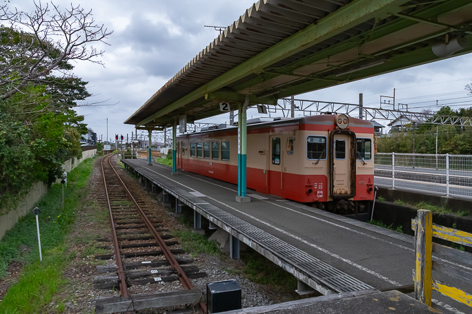 いすみ鉄道のホームにはキハ20形気動車がポツンと留置されていた