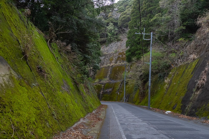 大原駅からは県道174号線の切通で丘陵地帯を越えて行く