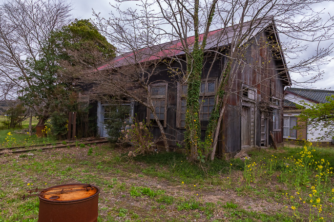 上総鶴舞駅の敷地に隣接して残されている鶴舞発電所跡