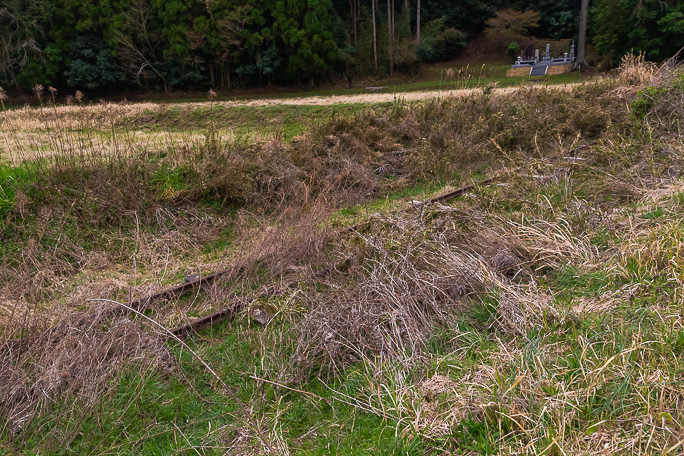 里見駅を出てすぐのところにレプリカのように砂利採取線の線路跡を模したレールが敷かれている