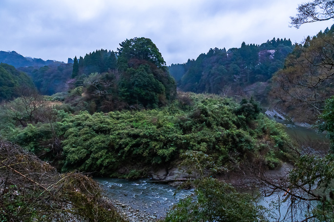 上総大久保駅から養老渓谷駅にかけては、蛇行激しい養老川の左岸林道を行く