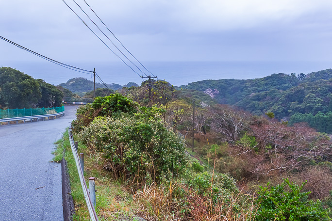 上大沢集落から大沢集落に向けて、急勾配の車道を豪快に降っていく