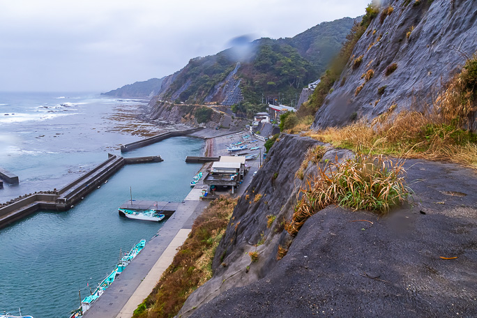 草付きの崩壊地を抜けるとモルタルで固められた旧道跡が現れた