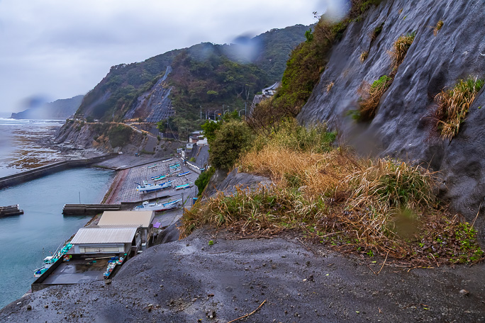 旧道の大沢集落側も草付き斜面に吸収されていた
