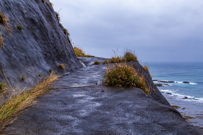引き返す道すがら眺める「お仙ころがし」の明治旧道跡