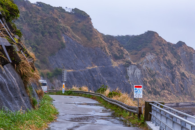 小湊に向かう道中で来し方「お仙ころがし」の明治旧道跡を遠望する