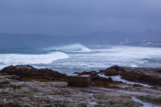 リゾートムード溢れる東条海岸も台風襲来のような荒れ模様