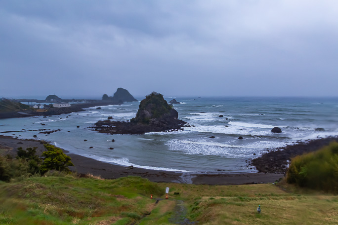 東条海岸の南端にある鴨川漁港を越え、雀島まで来ると砂浜も途切れる