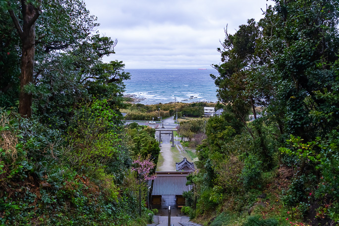 拝殿側から参道を眺めると海へと続く「道」が見えた