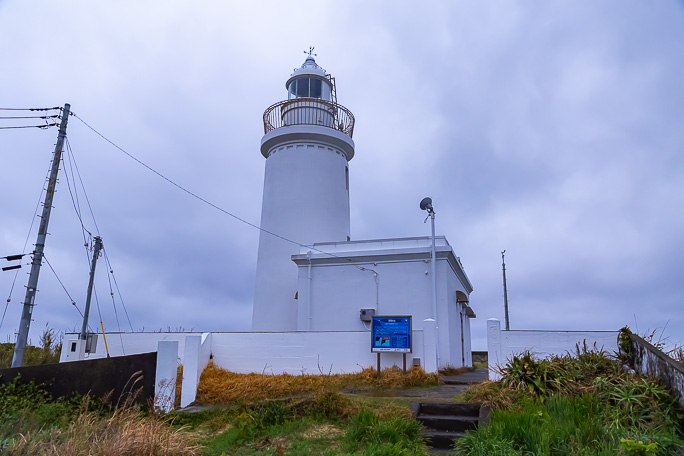 洲崎の高台で海峡の安全を見守る洲埼灯台を訪問