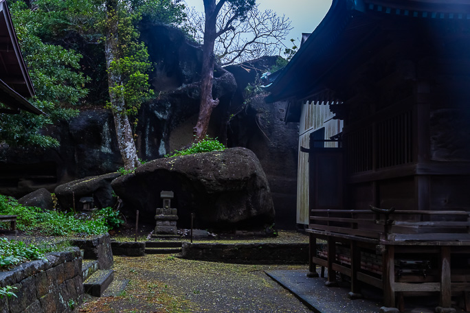 海南刀切神社の拝殿や本殿の裏にはご神体の巨岩が横たわっている