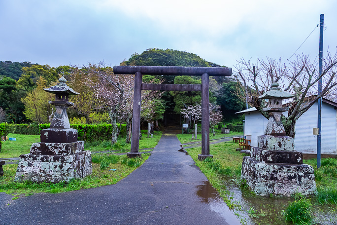 海南刀切神社の向かい側には船越鉈切神社が鎮座