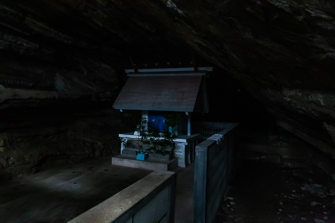 鉈切洞穴の中に祀られた船越鉈切神社の本殿