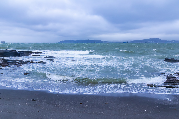 沖ノ島北岸から行く方大房岬を遠望する