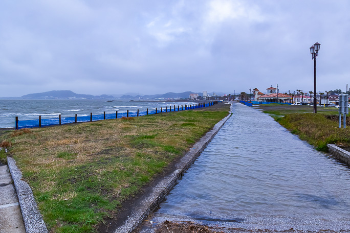 北条海岸のサイクリングロードは大雨で水没していた