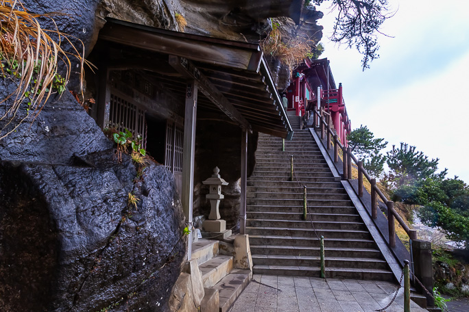 山麓からの階段を登り詰めて崖の中腹に設けられた観音堂にお参り