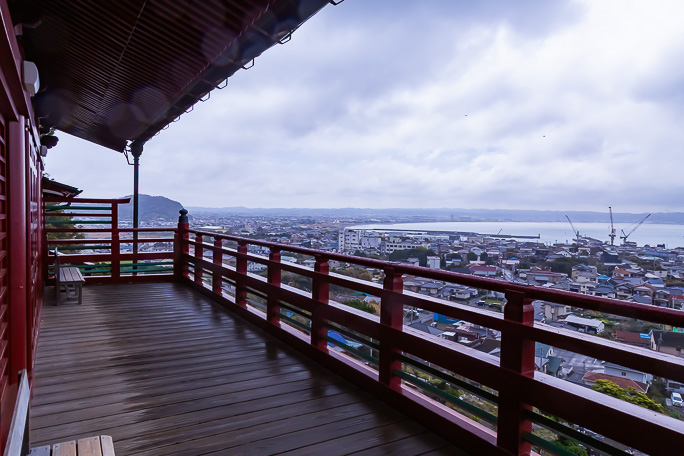 観音堂からは館山の街並みと東京湾が一望できる