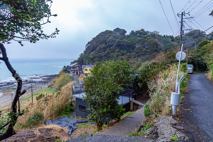 南無谷崎の僅かな平地にひっそりと佇む隠れ里のような南無谷集落