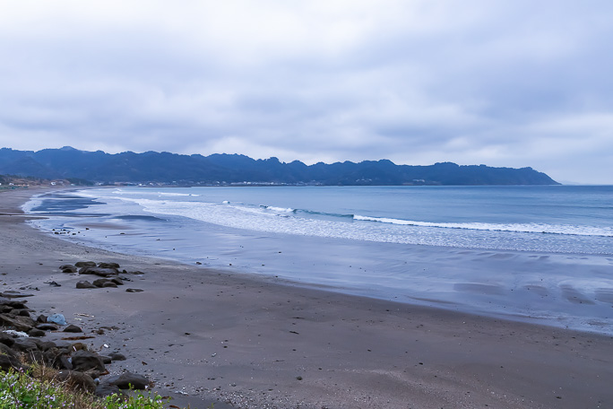 岩井海岸の長い砂浜から来し方南無谷崎を遠望する