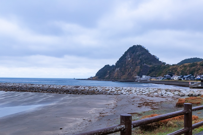 岩井海岸の北には特徴的な山容の浅間山が控えている