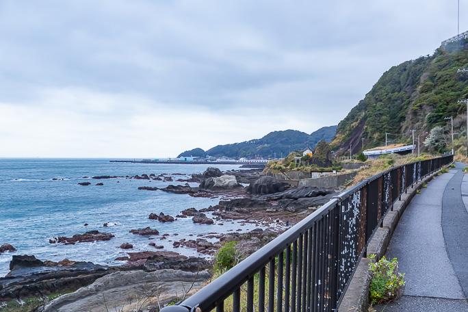 明鍾岬付近を回り込むと房総半島のゴールになる金谷港が見えてきた