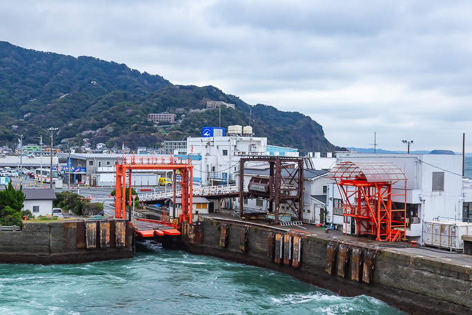 15分の着岸時間で荷下ろしと積載を終えて久里浜港に向けて出港