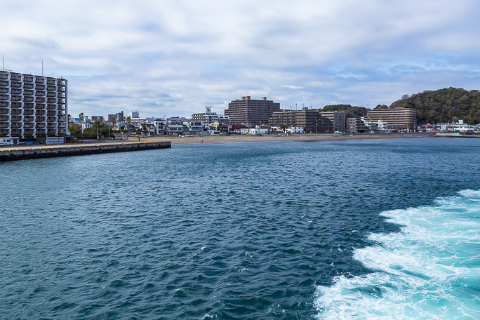久里浜港はすぐそばに久里浜海岸や高層マンションが立ち並ぶ特徴的な海岸風景が見られる