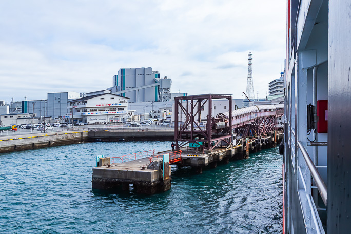 30分の船旅を終えて久里浜港に接岸
