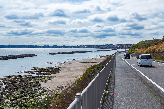 久しぶりの穏やかな天候の下、野比海岸を軽快に走り抜けていく