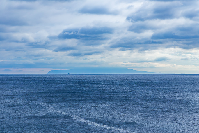 剱崎の沖合には伊豆大島の大きな島影が横たわっていた