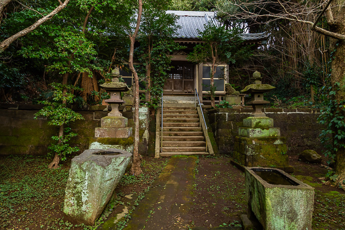白浜地区では白浜毘沙門天に立ち寄っていく