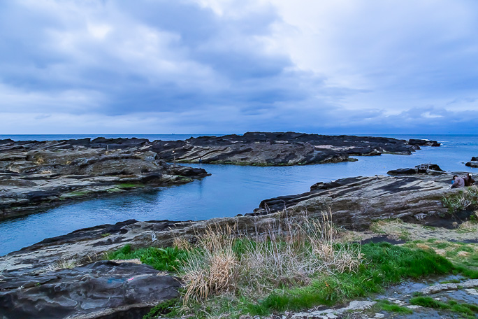 日没迫る中、城ヶ島西端の長津呂海岸を訪問