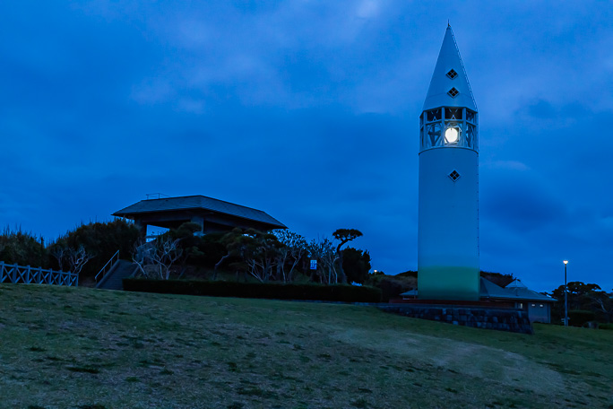 特徴的な形の安房埼灯台を撮影して公園を後にした