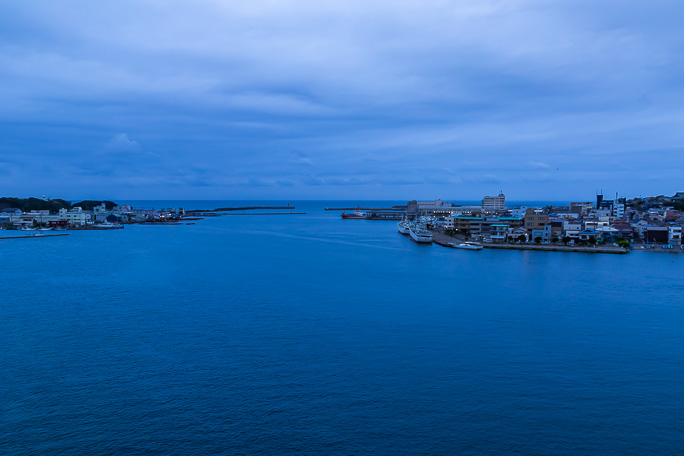 早朝の城ヶ島大橋から西側の駿河湾方面を眺める