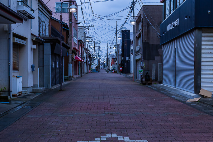 街灯が灯る三崎の街はまだ眠りの中