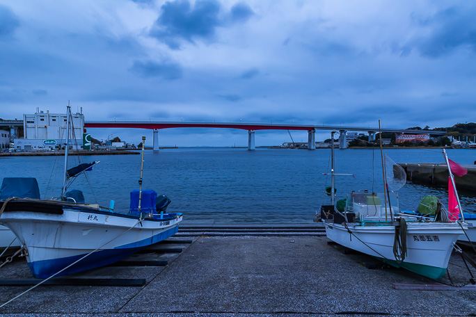 三崎市街地の仲崎付近から来し方城ヶ島大橋を眺める