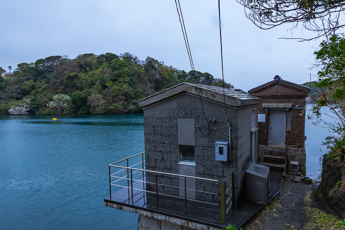油壷湾に面した検潮所を訪れた