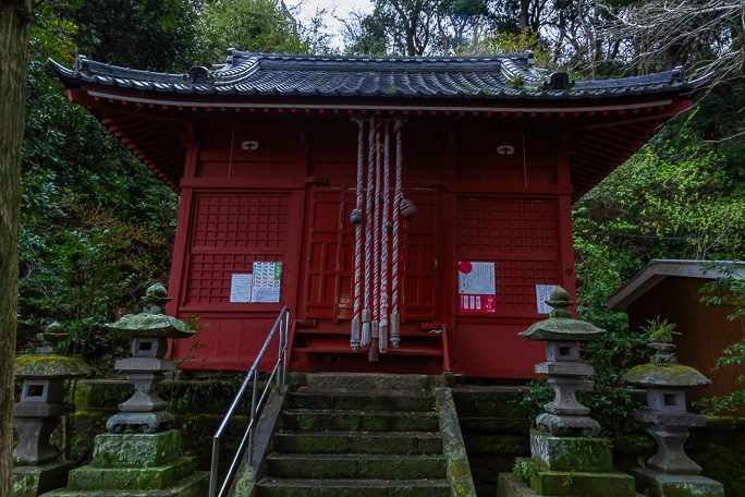 小網代の森の入り口付近に鎮座する白髭神社