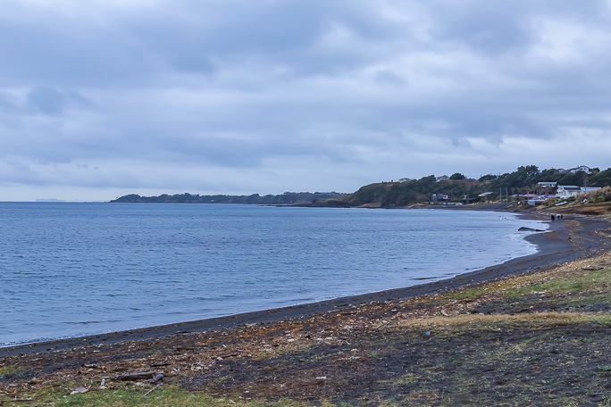 三戸浜に出てみると水平線の遥か彼方に江の島が見えてきた