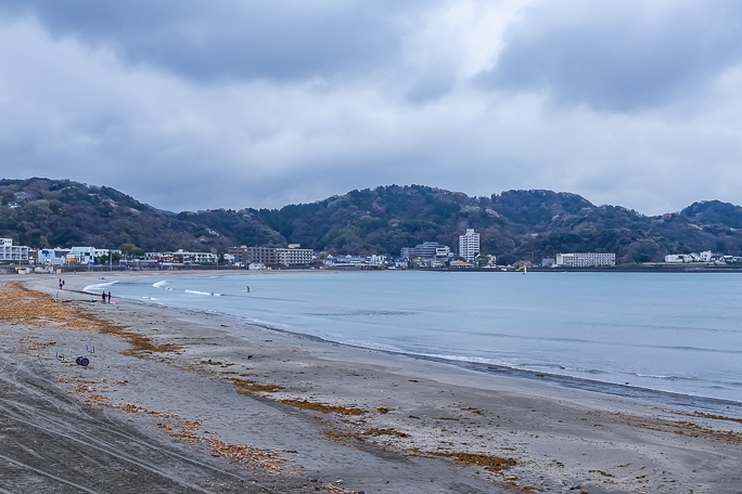 生憎の天候だったが逗子海岸には多少の人の姿があった