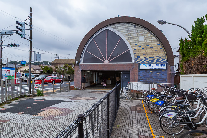 逗子・葉山駅の南口は円筒状の意匠がモダンな雰囲気を醸し出している