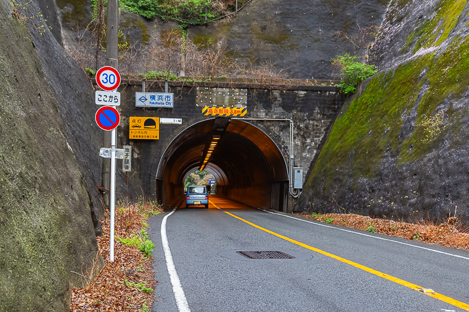 県道205号金沢逗子線は池子隧道で峠を越えて行く