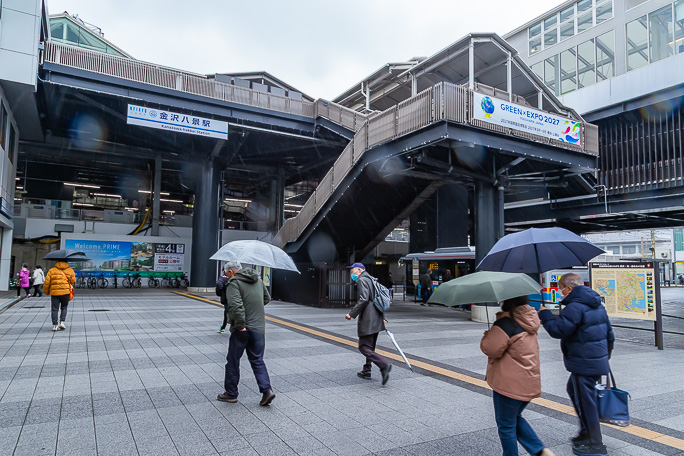 京急本線・逗子線と横浜シーサイドラインとが交錯する金沢八景駅に到着