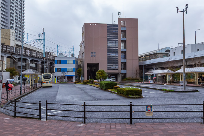 JR根岸線と横浜シーサイドラインが分岐する新杉田駅